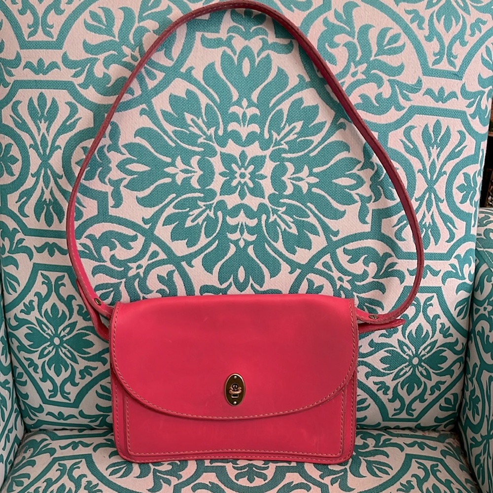 FOSSIL Hot Pink Leather Purse Shoulder Bag approx ➡️10” x ⬇️7” with a 13” SD